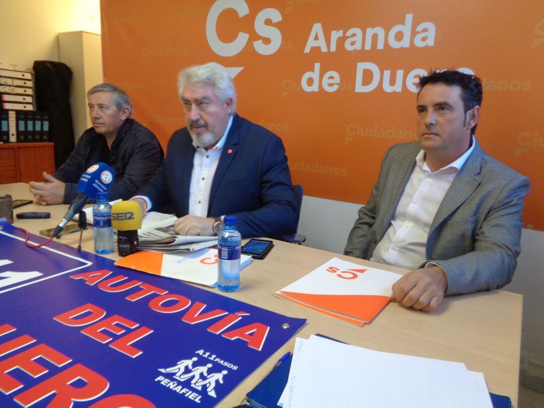 De izq. a dcha.Javier Barrio, alcalde de Langa de Duero, José Ignacio Delgado, procurador de Ciudadanos, y Antonio Muñoz, alcalde de Haza