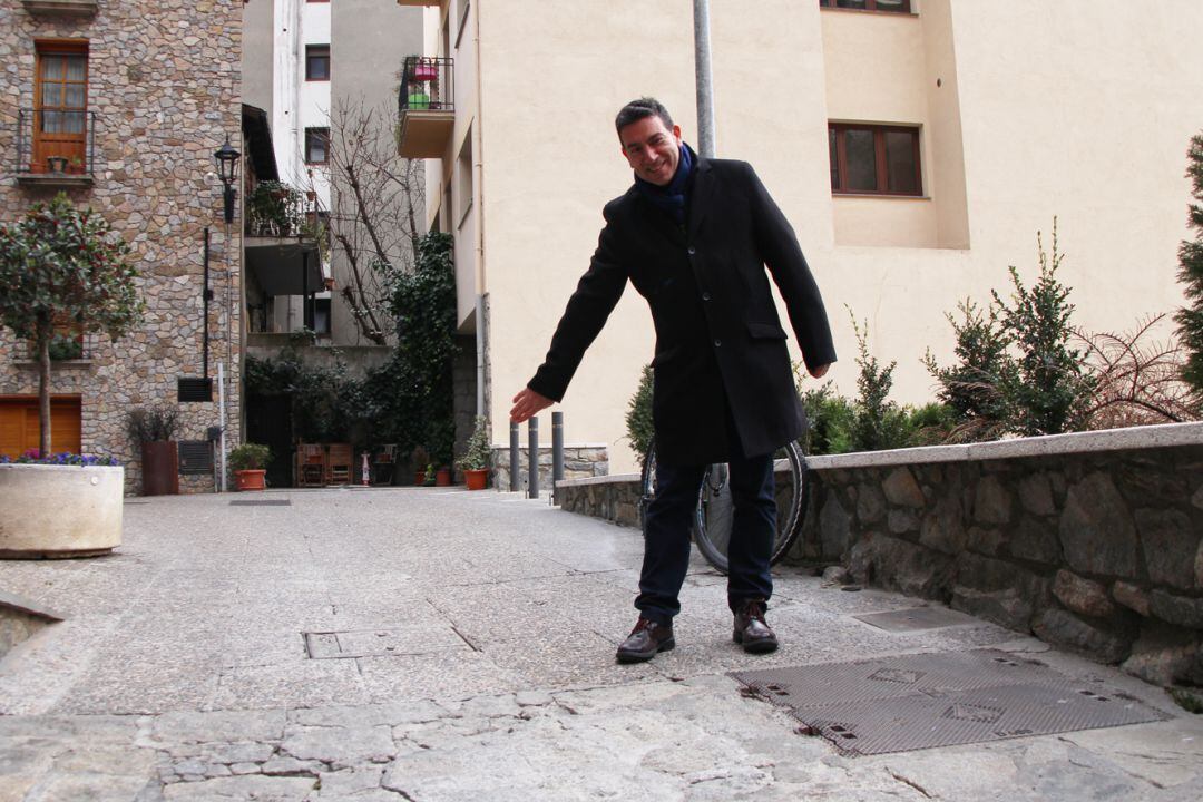 El conseller de Servei Públic i Circulació del comú, Miquel Canturri, indica la zona on començaran les obres de pavimentació al Centre Històric d'Andorra la Vella.