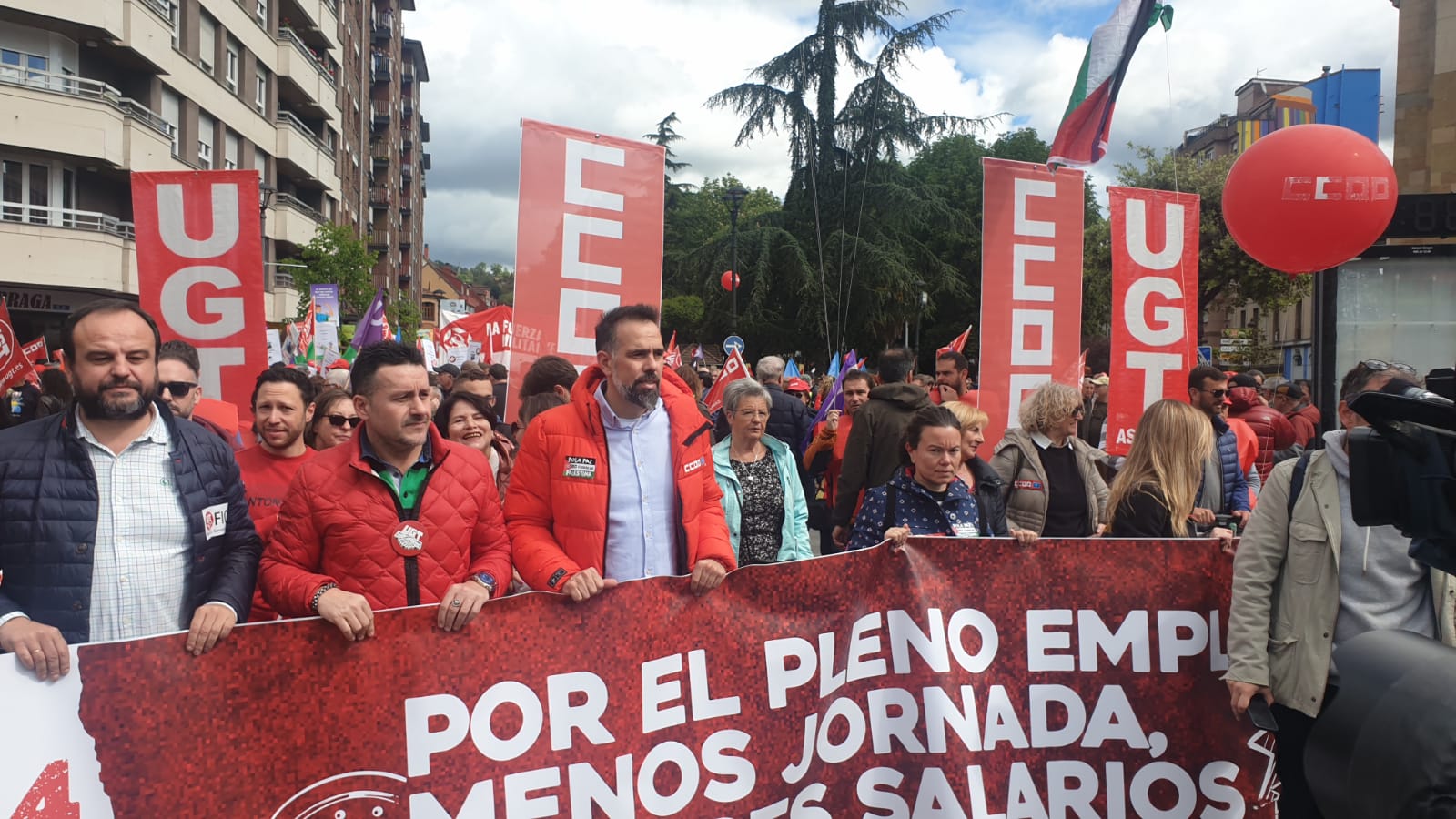 Cabecera de la manifestación a a salida de La Felguera.