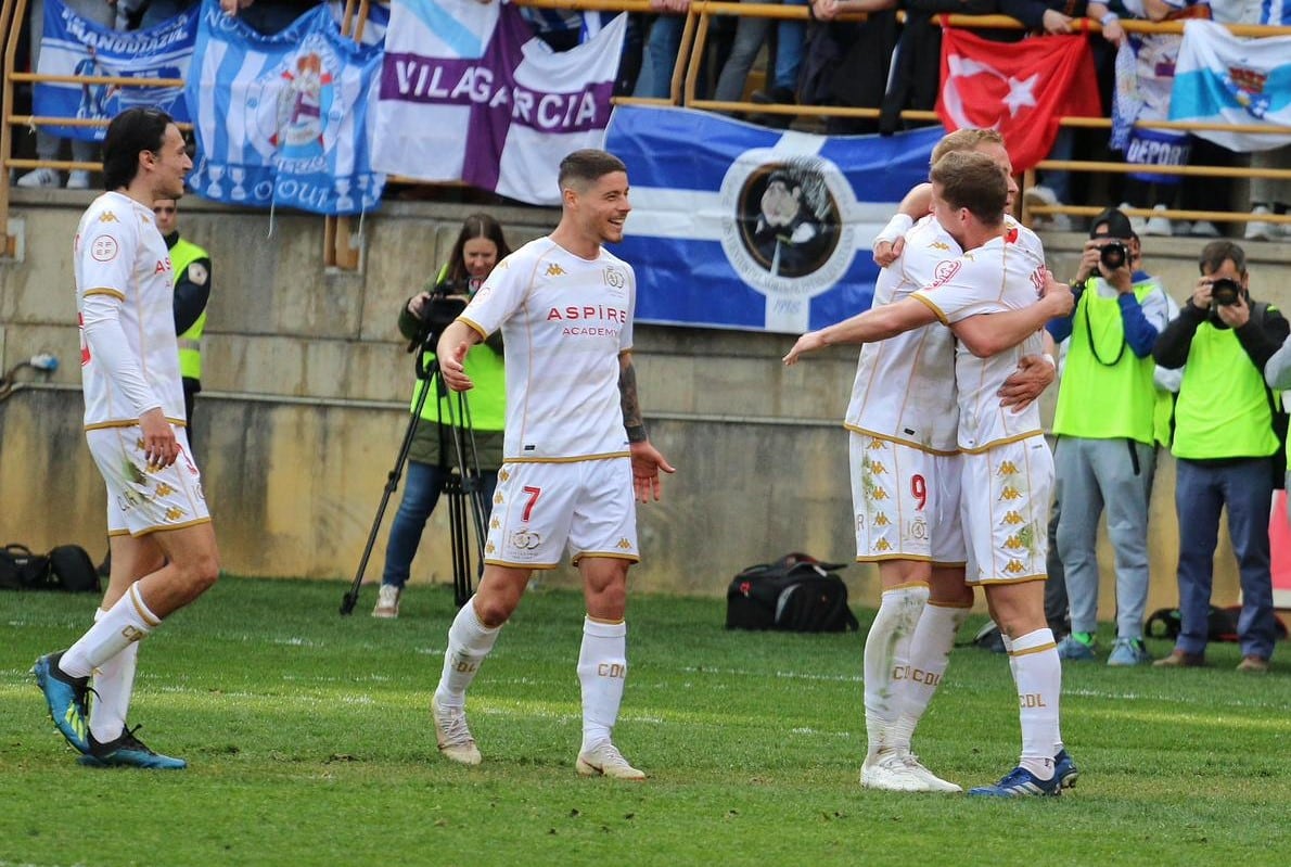 Tarsi y Obolskii celebran el gol de la Cultural