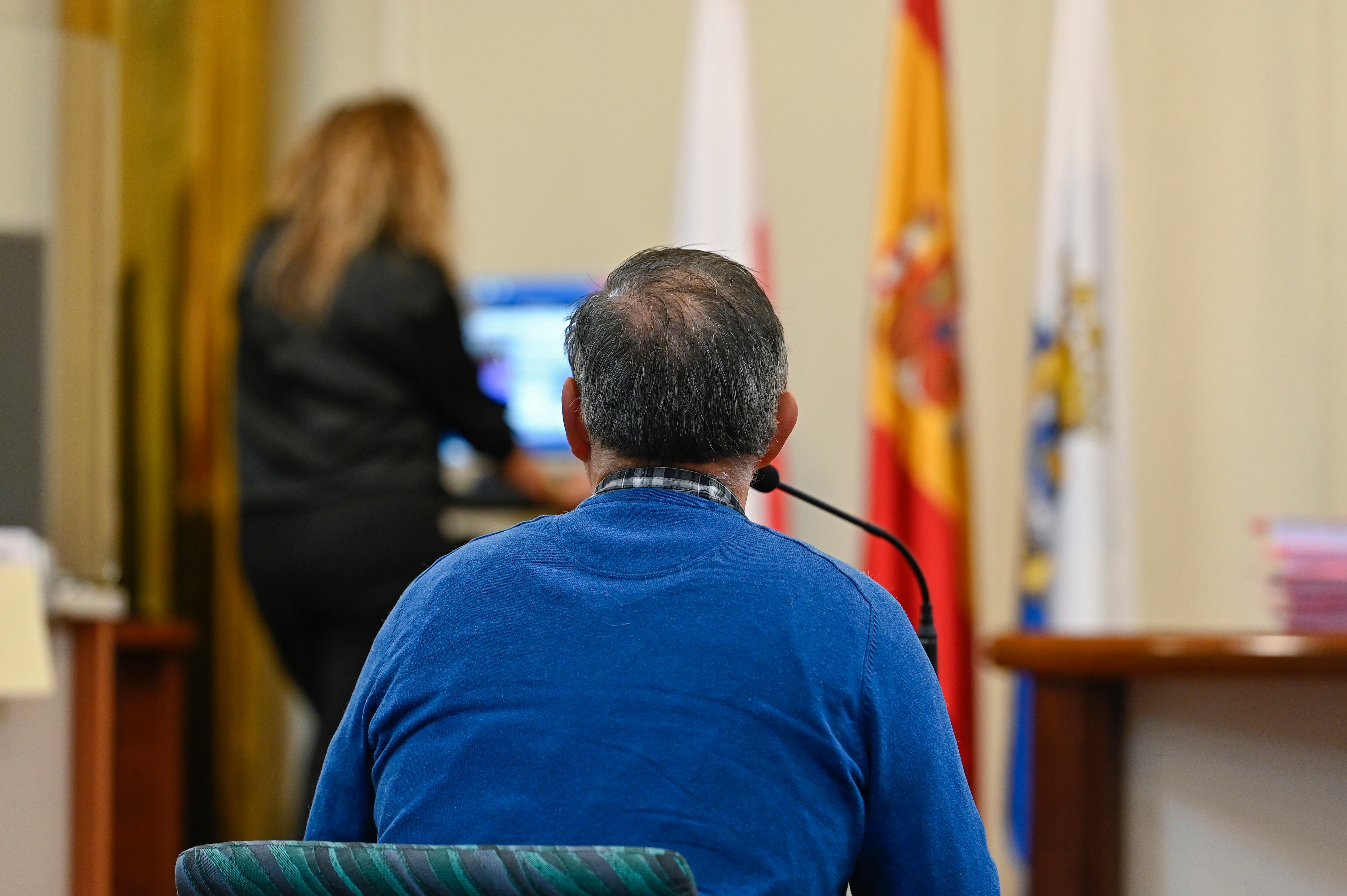 SANTANDER, 09/11/2022.- Un testigo declara durante la tercera sesión del juicio contra la acusada de asesinar a su pareja, cuya cabeza cortada apareció en una caja en casa de su amiga, en Santander, este miércoles. Ocho nuevos testigos, entre ellos guardias civiles y el técnico de ambulancia que asistió a la hermana de la mujer que encontró el cráneo declaran en esta tercera jornada. EFE/ Pedro Puente Hoyos