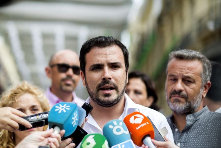 El coordinador general de Izquierda Unida, Alberto Garzón, realiza declaraciones a los periodistas durante su visita ayer a la Feria del Centro Histórico de Málaga. 