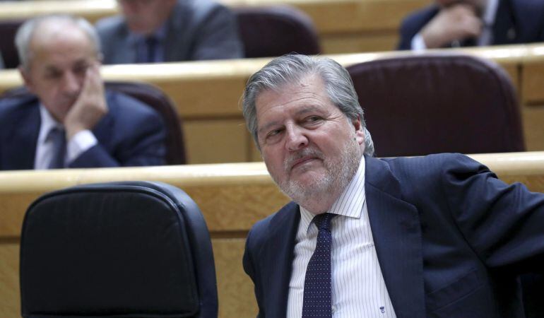  El ministro de Educación, Cultura y Deporte, Íñigo Méndez de Vigo, durante una sesión de control del Pleno del Senado.