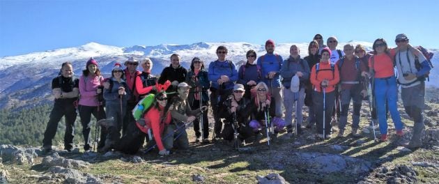 Aristóteles Moreno y sus compañeros del Club de montaña "Llega como puedas", durante una excursión