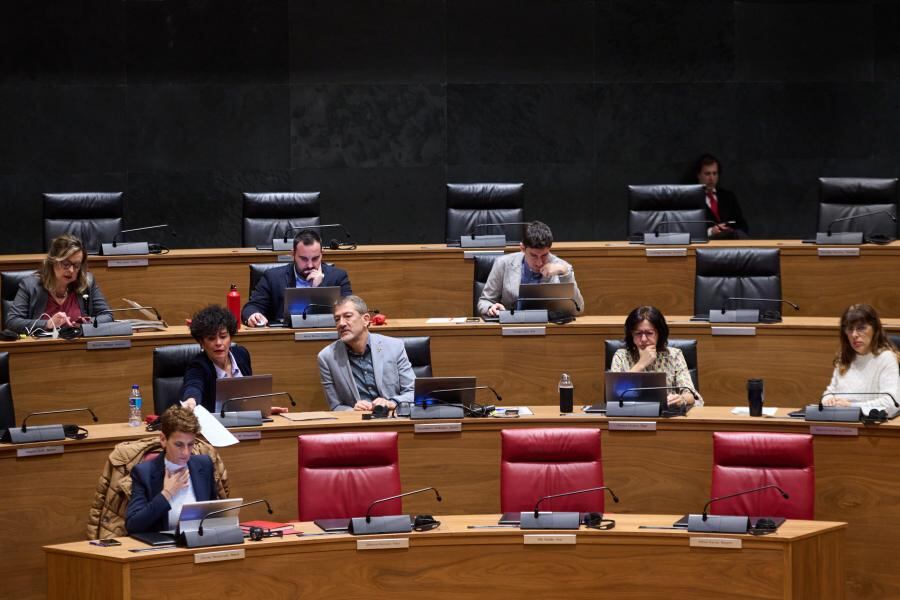 Imagen de la bancada socialista en el Parlamento de Navarra, con ausencia de los parlamentarios de EH Bildu, hoy ausentes por la huelga feminista.