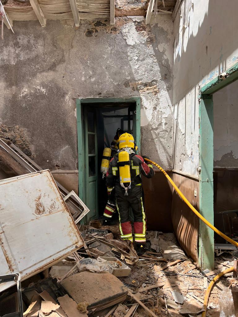 Los bomberos en interior de la vivienda.