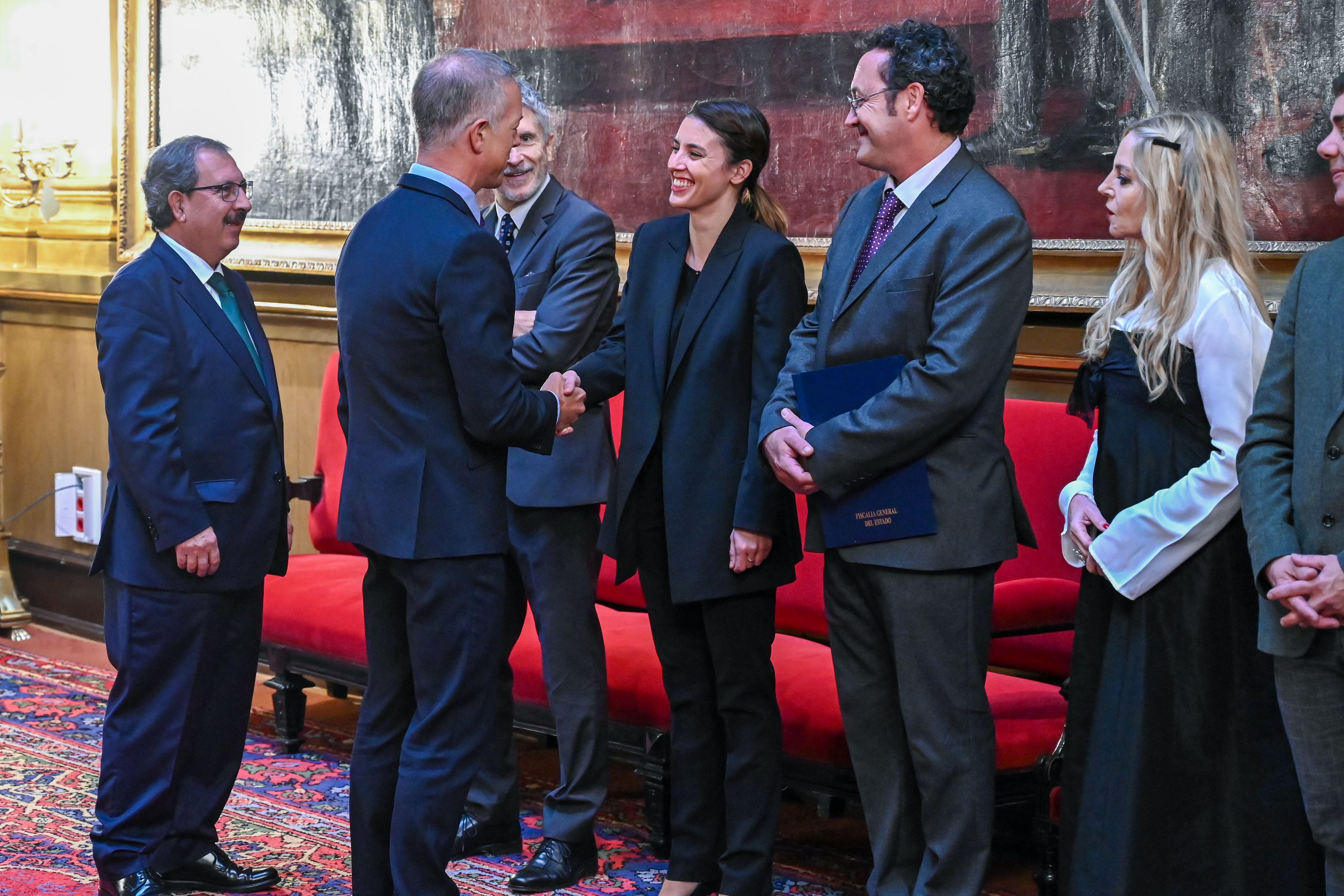 El presidente del Senado, Ander Gil, saluda a la ministra de Igualdad, Irene Montero), en presencia del presidente del Consejo General del Poder Judicial (CGPJ), Rafael Mozo, del ministro del Interior, Fernando Grande-Marlaska, del fiscal general del Estado, Álvaro García Ortiz, y de la presidenta del Observatorio contra la Violencia Doméstica y de Género del Consejo General del Poder Judicial (CGPJ), Ángeles Carmona