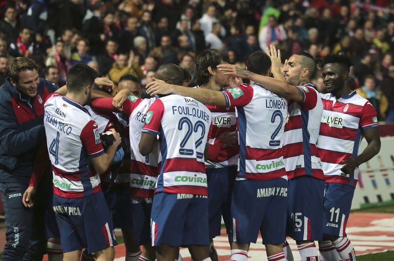 Los jugadores del Granada celebran el tercer gol del equipo frente al Getafe, durante el partido de la vigésima primera jornada de la Liga de Primera División que se juega hoy en el estadio Nuevo Los Cármenes, en Granada