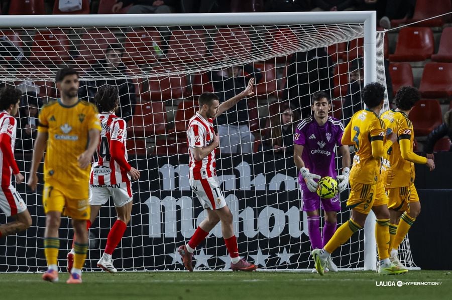 Jonathan Dubasin muestra respeto a la afición del Albacete tras marcar su gol de penalti.