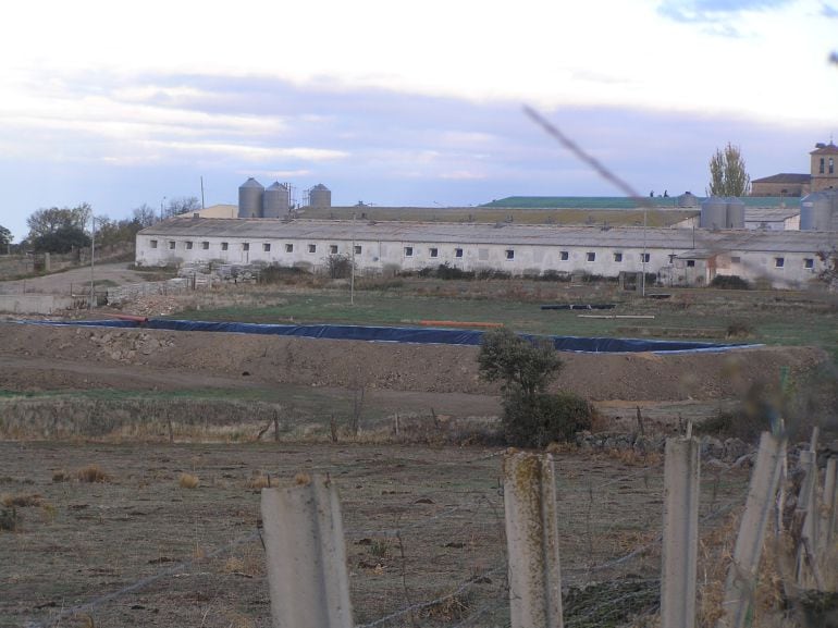 Balsa de purines en Losana de Pirón