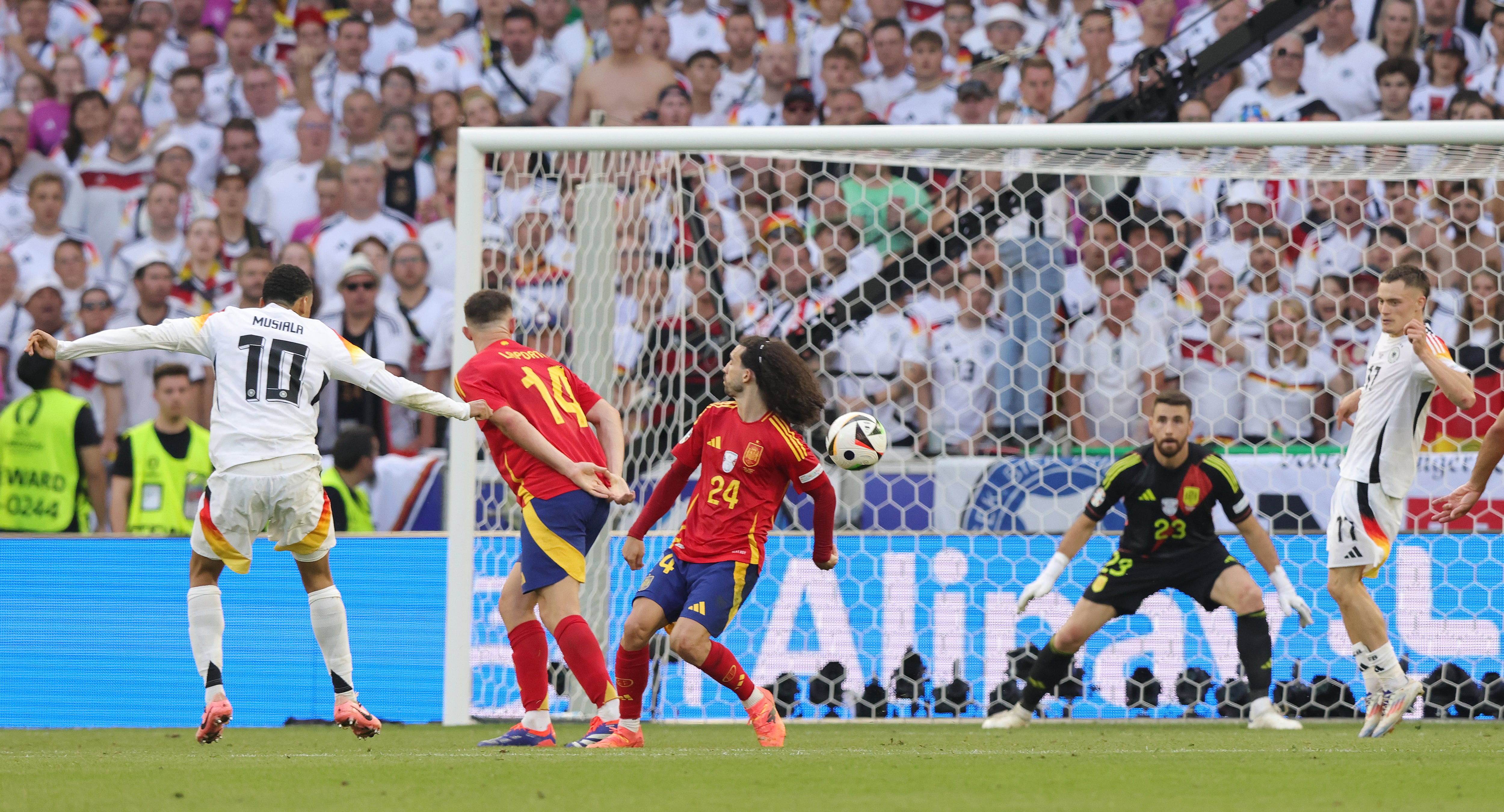 La afición de Múnich se acuerda de la &#039;mano&#039; de Cucurella: pitos para el lateral durante el España-Francia. (Photo by Ralf Ibing - firo sportphoto/Getty Images)