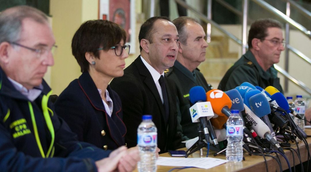 Francisco Delgado Bonilla (primero por la izquierda), en la rueda de prensa que ofreció en Málaga el delegado del Gobierno en Andalucía, Alfonso Rodríguez Gómez de Celis (en el centro)