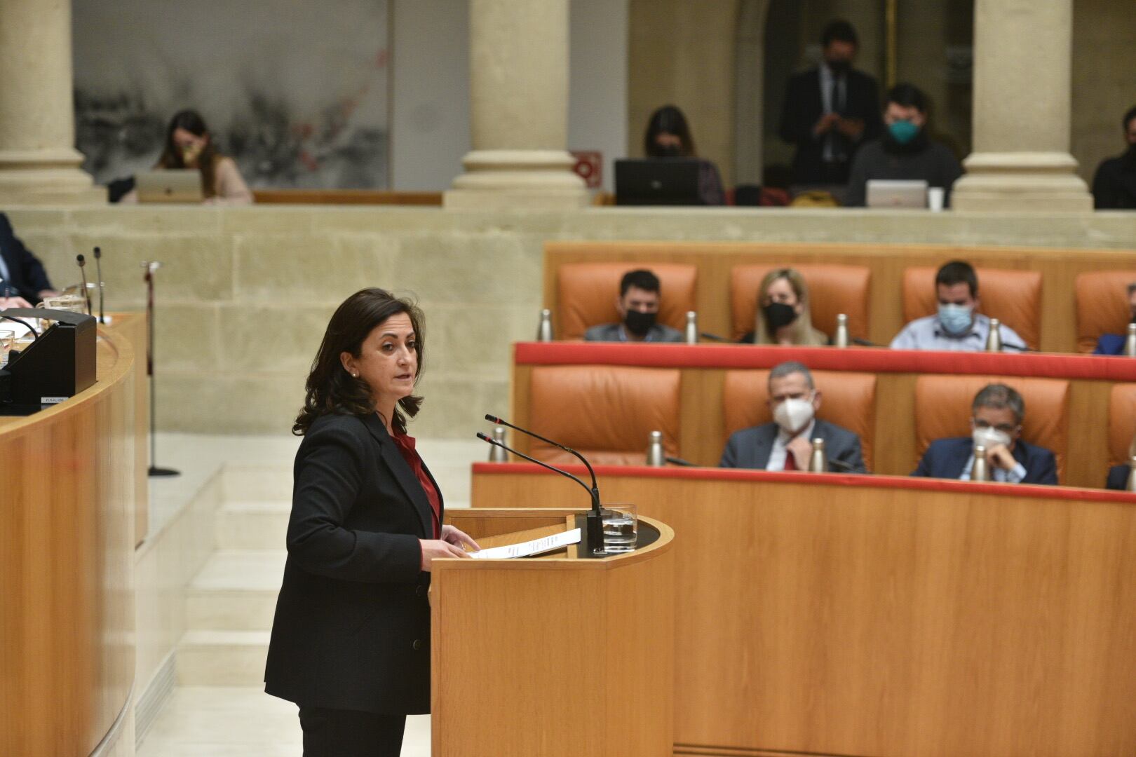Concha Andreu interviniendo en la sesión del Parlamento de La Rioja