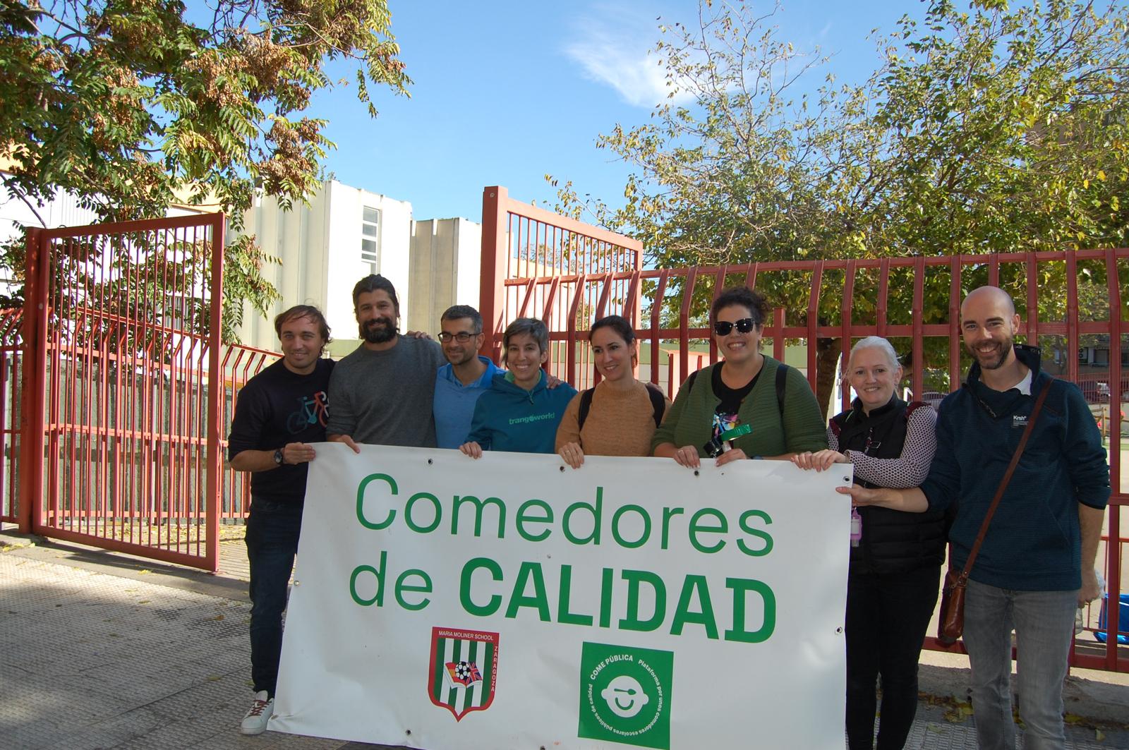 AMPA María Moliner. Tras conocer la noticia de que finalmente tendrán cocina propia, la concentración de este mediodía se ha transformado  en un comunicado de agradecimiento a las familias