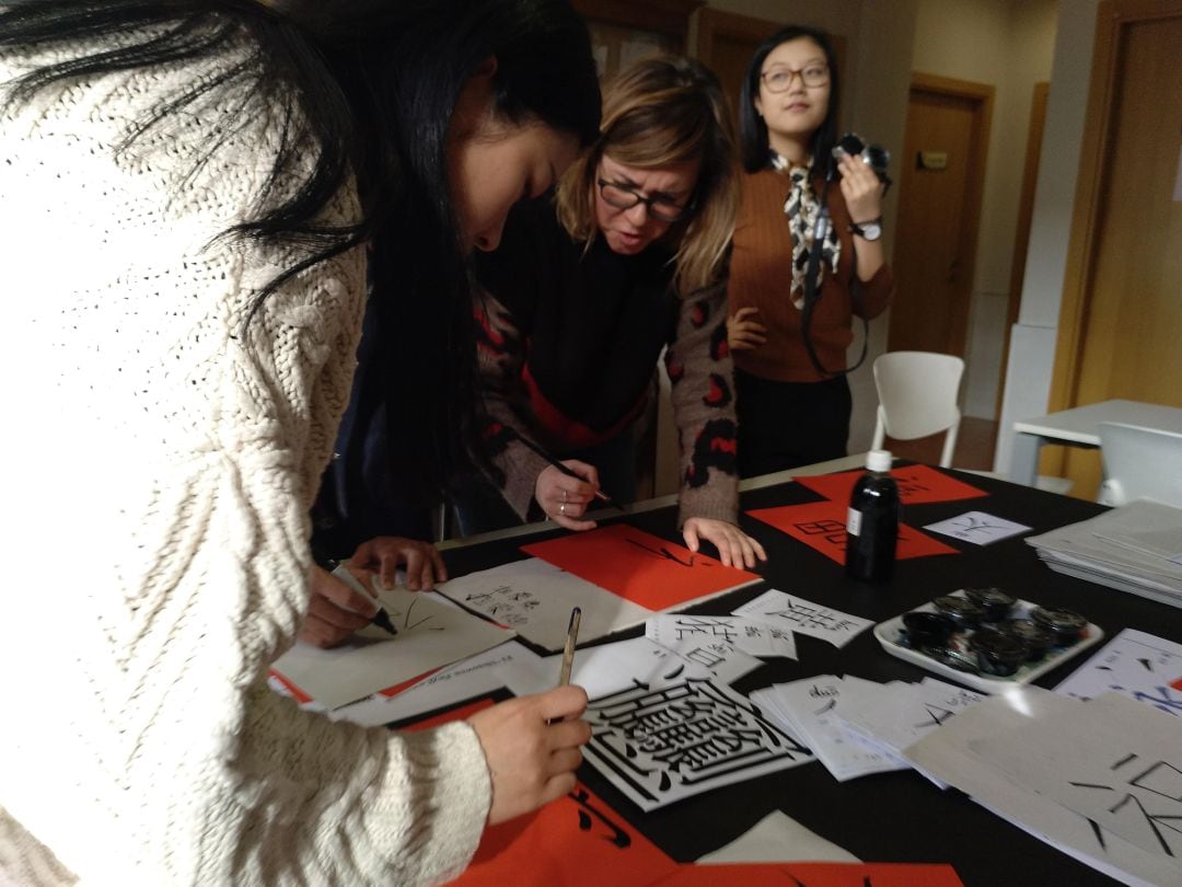 Los alumnos chinos enseñan a escribir a quienes quieren aprender