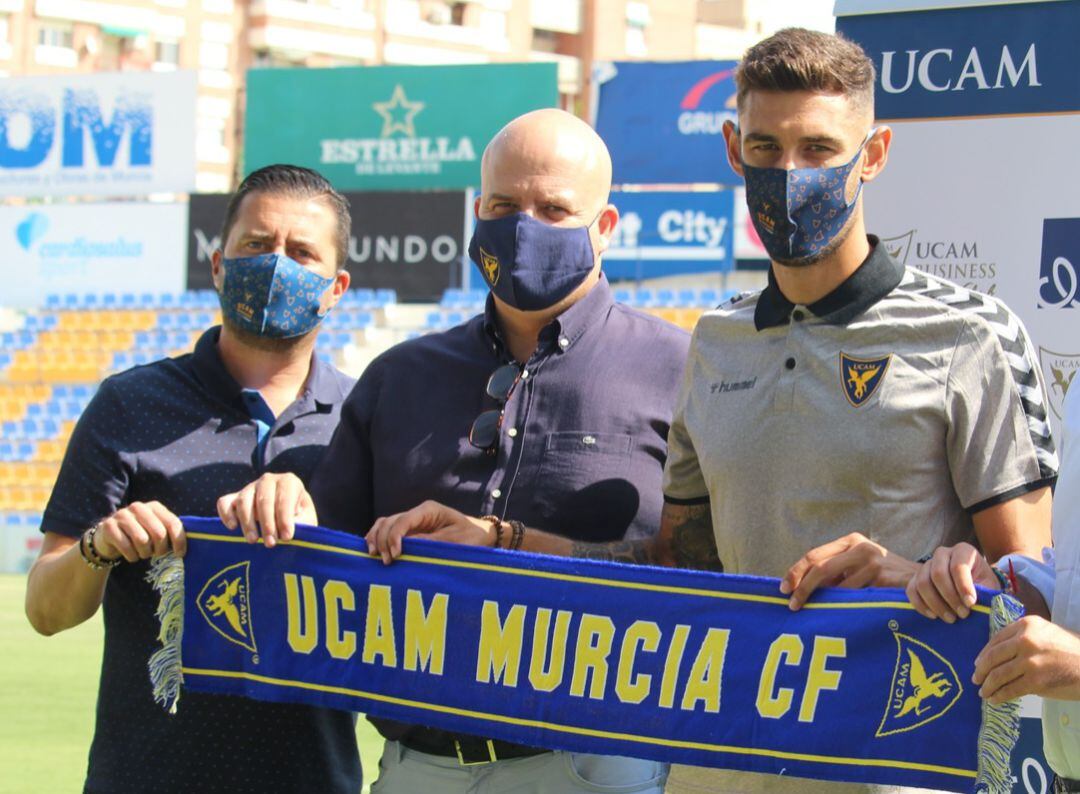 Adrián León el día de su presentación con el UCAM