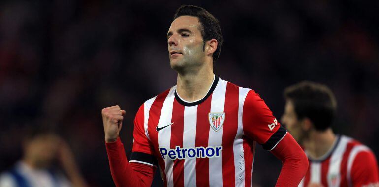 GRA434. BILBAO, 18/12/2014.- El jugador del Athletic de Bilbao Borja Viguera celebra tras marcar ante el Alcoyano, durante el partido de vuelta de los dieciseisavos de final de la Copa del Rey que están disputando en el estadio de San Mamés, en Bilbao. EFE/Luis Tejido