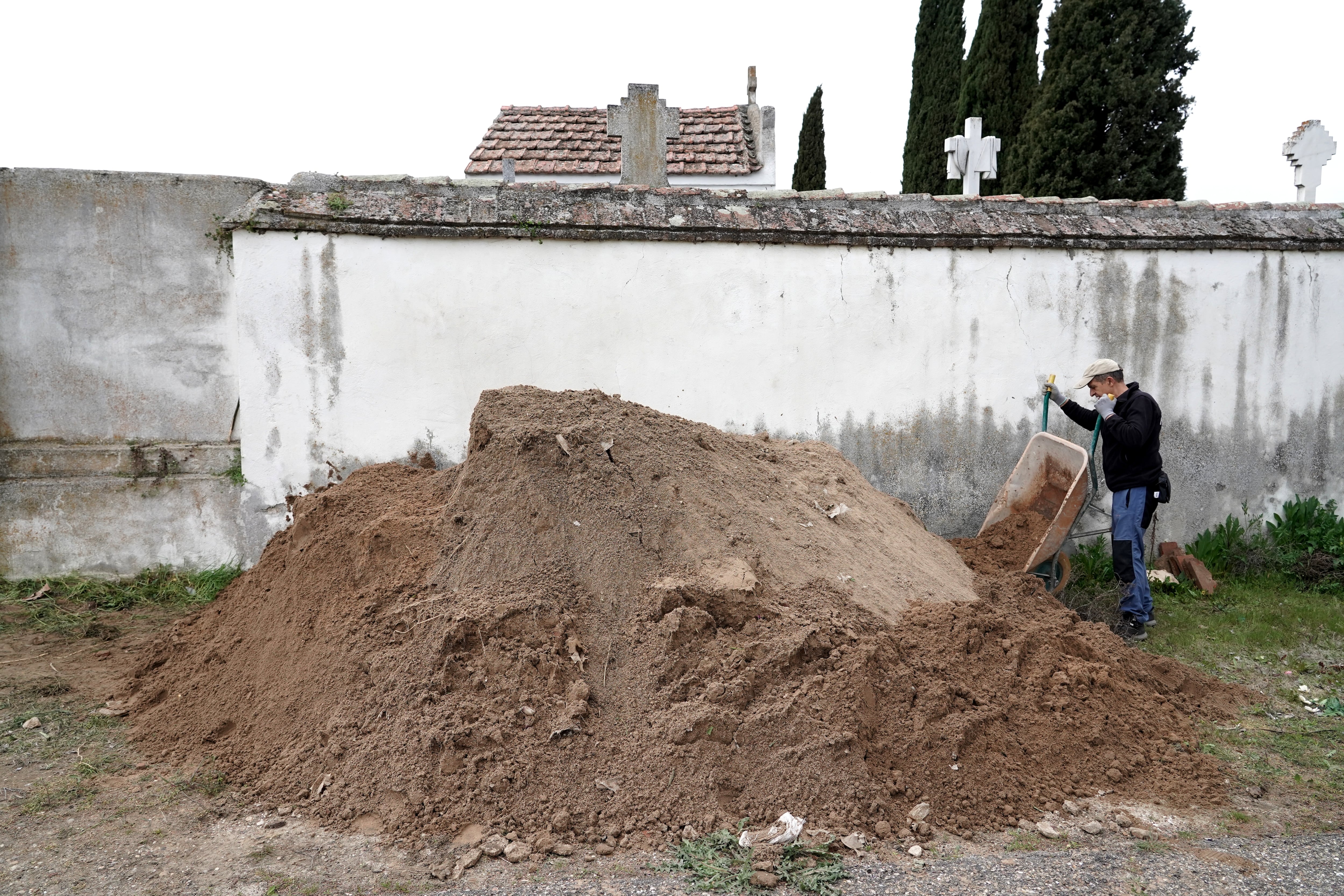 La Asociación para la Recuperación de la Memoria Histórica comienza la exhumación de los restos de Pedro de la Calle, asesinado por pistoleros falangistas en la localidad vallisoletana de Mojados en 1936.