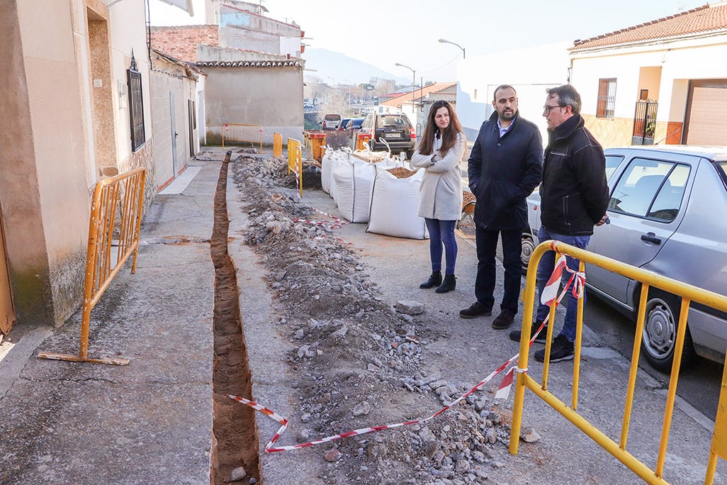 Jesús Ruiz, junto a técnicos municipales, supervisando obras de renovación de tuberías