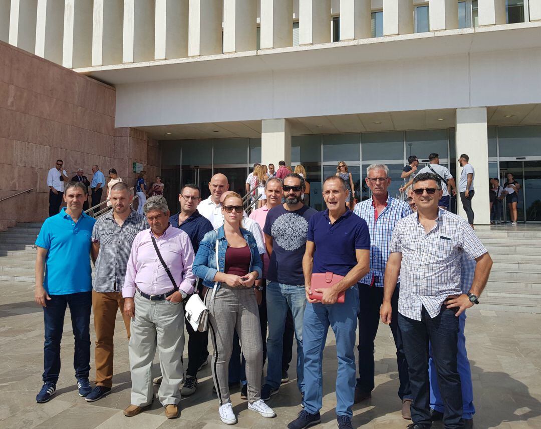 Trabajadores de Limasa y miembros del comité de empresa este jueves en la Ciudad de la Justicia