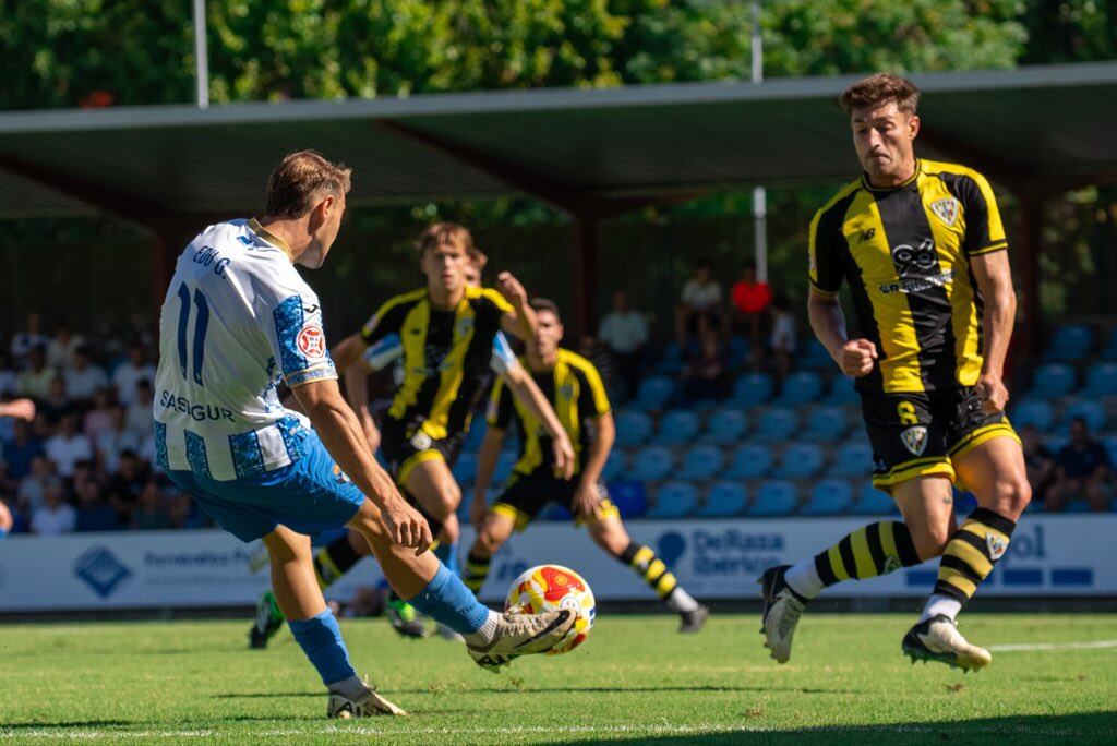 Centro lateral de Edu Gallardo en el partido ante el Barakaldo