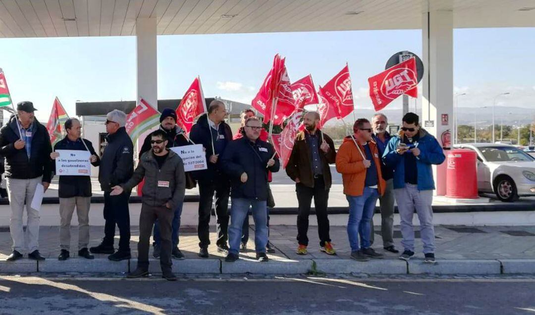 Protesta de UGT y CCOO ante una gasolinera desatendida en Granada