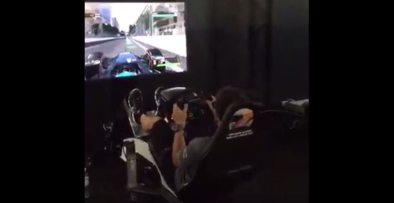 Fernando Alonso &#039;entrena&#039; con un videojuego.