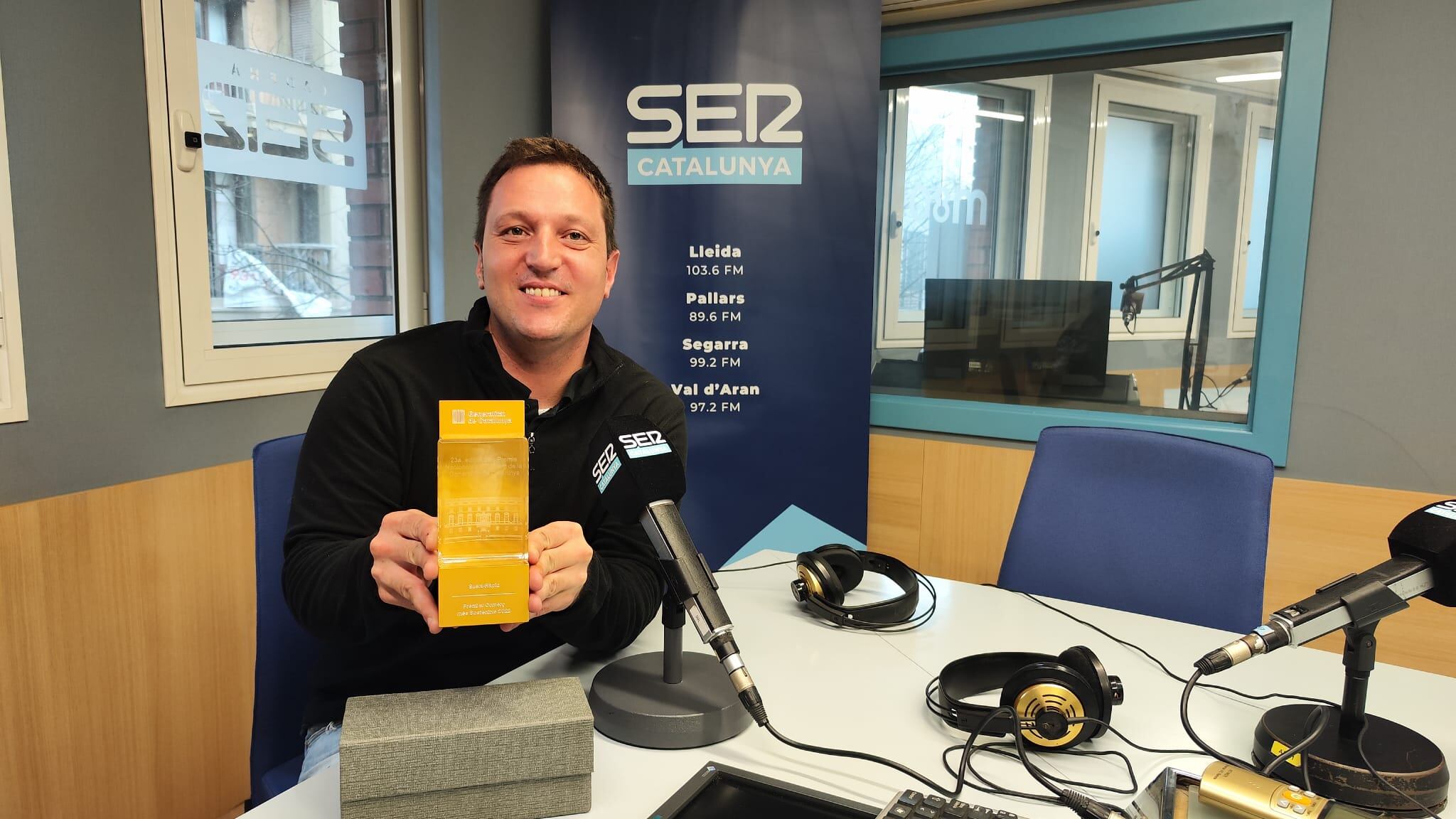 Jaume Carulla, propietari de Suela Ràpid, mostra el guardó rebut per ser el comerç més sostenible de Catalunya, en l&#039;edició de 2022.