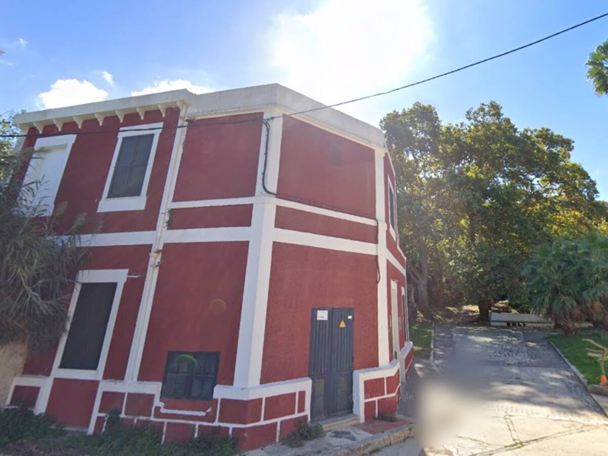 Una fieta ferida amb pronòstic reservat després de caure d'un primer pis en una casa de colònies