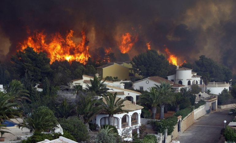 Vista general del frente del fuego en la urbanización Cumbres del Sol  