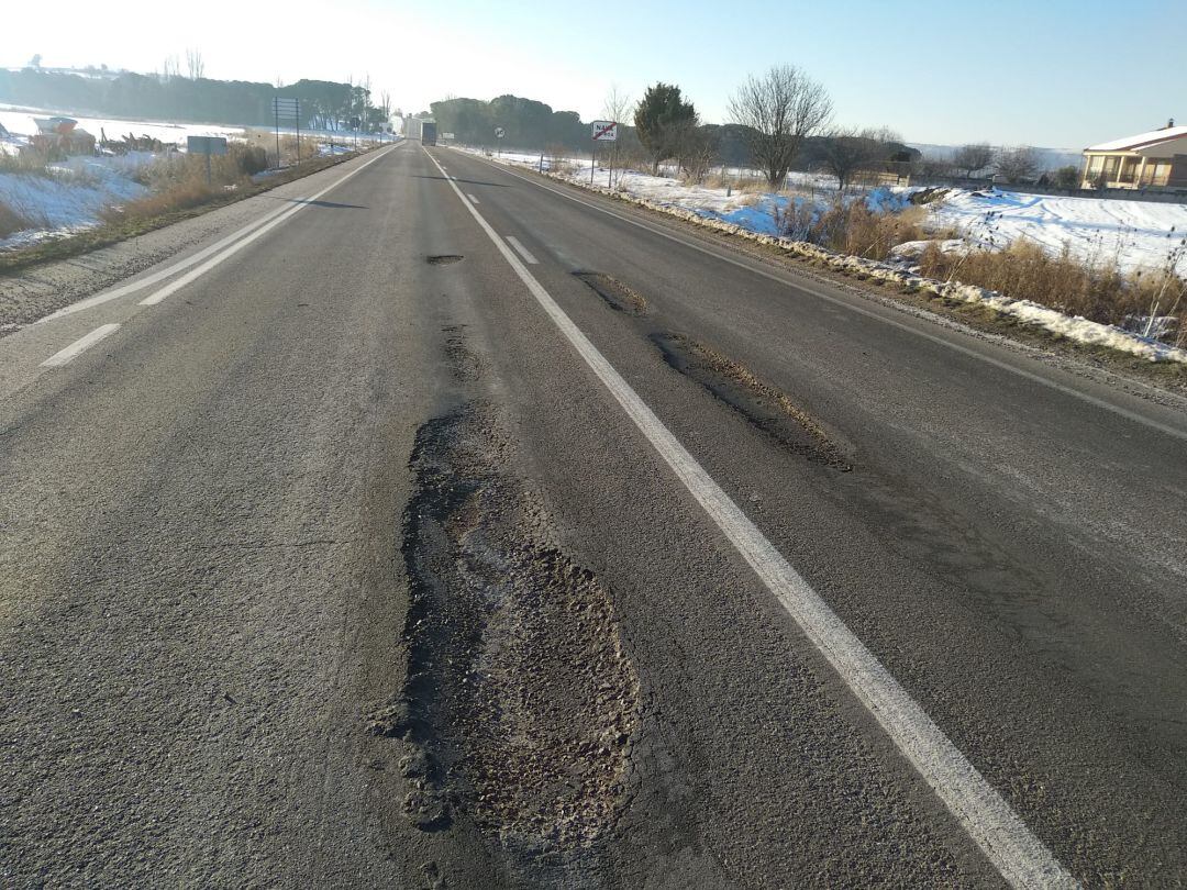Uno de los muchos baches que presenta el firme de la N-122 en la Ribera del Duero 