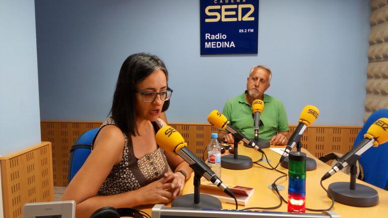 Cristina Conde y José María Rodríguez hablando de su libro &quot;Rosas y prendas&quot;