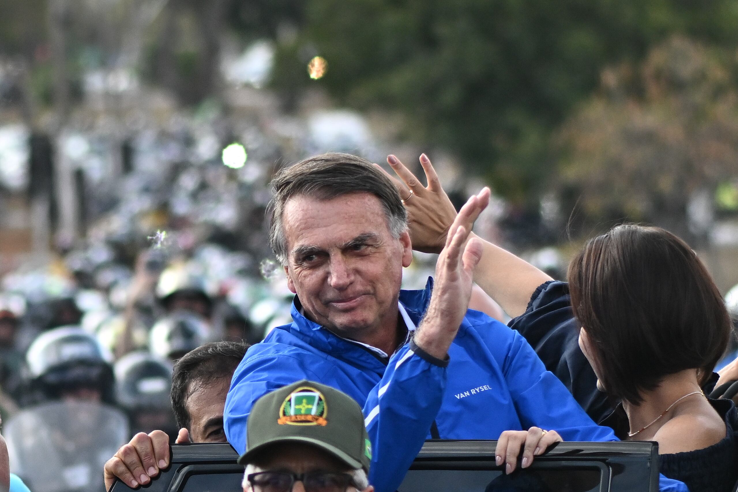 El expresidente de Brasil Jair Bolsonaro y su esposa Michelle Bolsonaro participan en el encuentro anual de motociclistas del Capital Moto Week este martes, en Brasilia (Brasil). 
