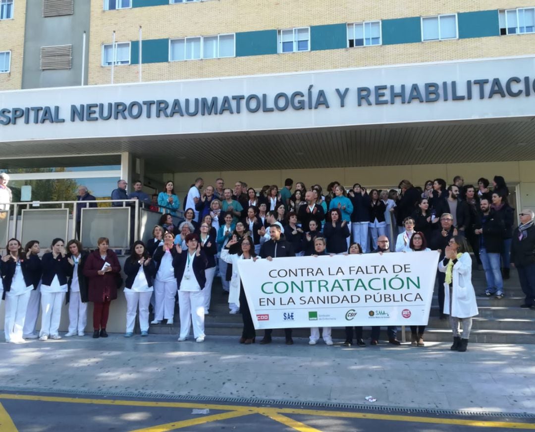 Nueva concentración en el hospital Virgen de las Nieves de Granada, en el centro de Neurotraumatología, contra la falta de personal