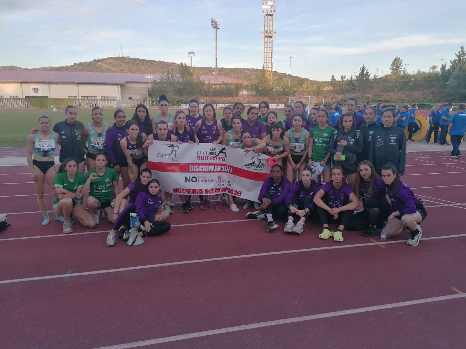 Atletas de Las Celtíberas y del Universidad de León Sprint, tras la última competición en Soria.