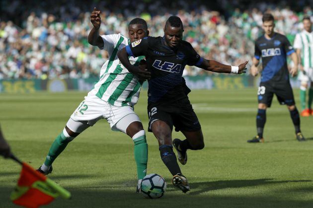 Joel Campbell, en su primera titularidad, pelea un balón con Wakaso