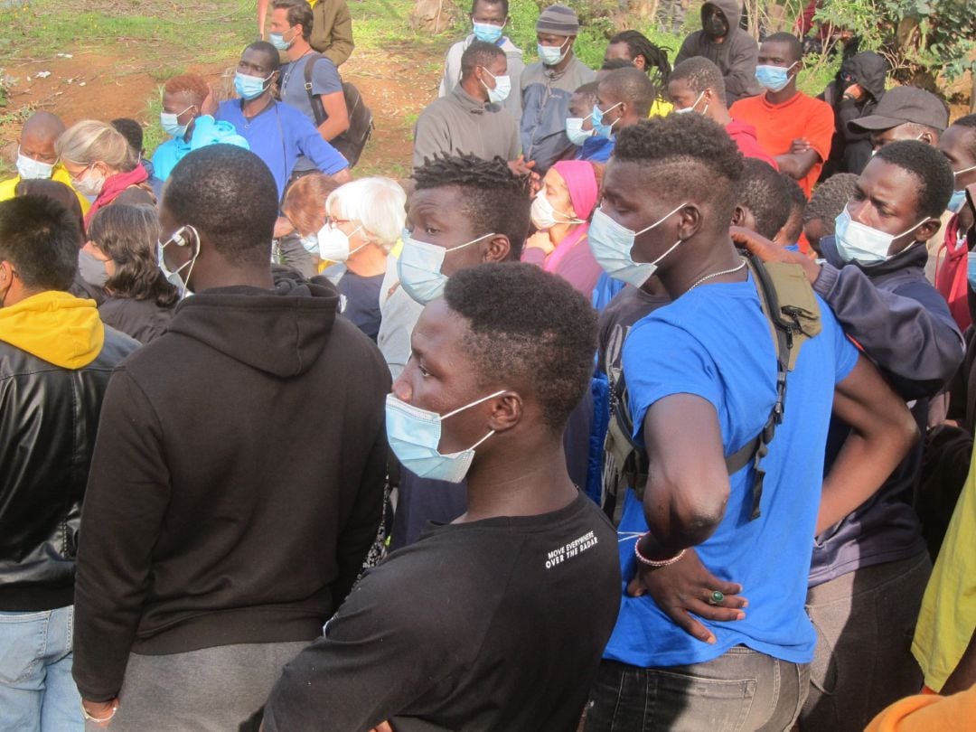 Migrantes por fuera del campamento de Las Raíces, en La Laguna (Tenerife) 