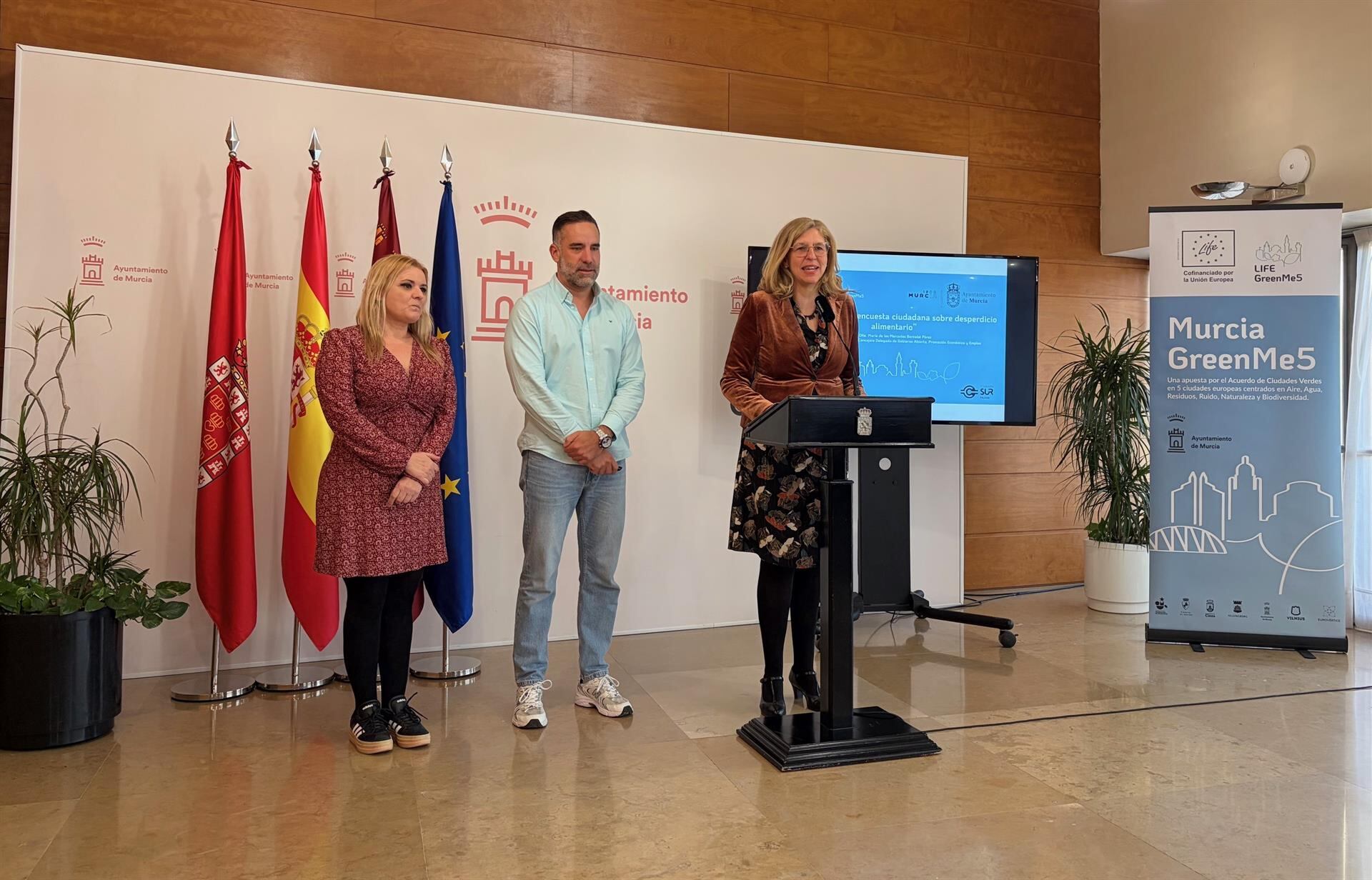 La concejal de Gobierno Abierto, Promoción Económica y Empleo, Mercedes Bernabé, presenta los resultados de las encuestas de desperdicio alimentario en el municipio, en el marco del proyecto europeo Greenme 5