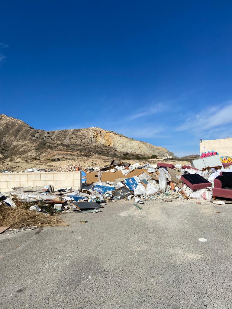 Escombreras en una partida rural de Alicante