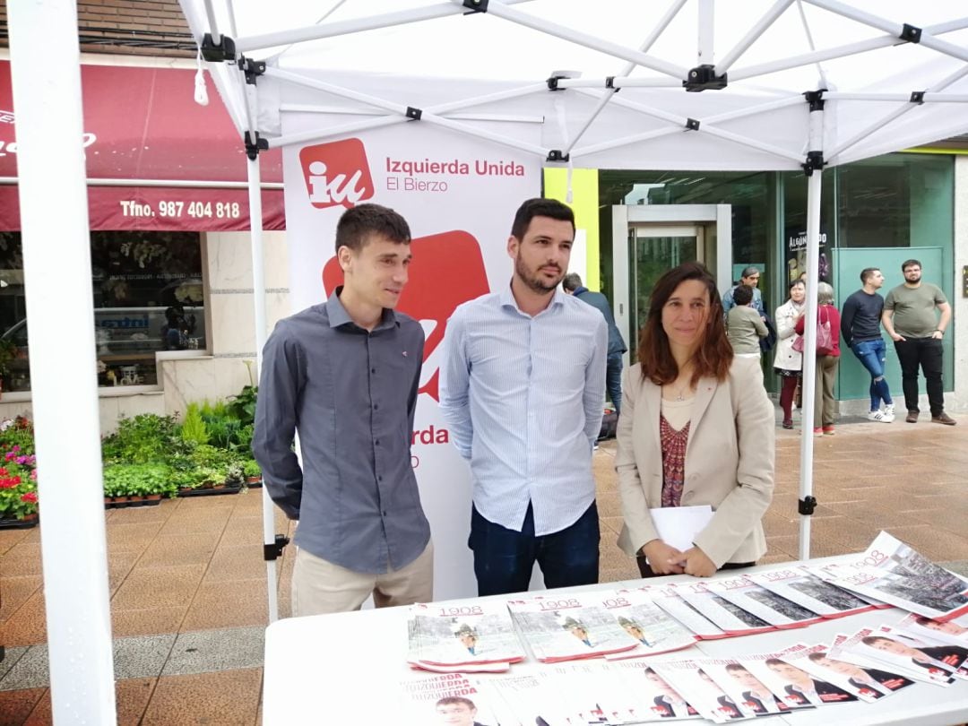 Eduardo Garzón en medio de los candidatos al ayuntamiento, Javier Arias, y a las cortes, Aurora Panizo