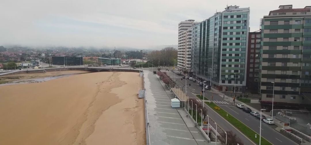 Paseo del Muro de la playa de San Lorenzo (Gijón) durante el confinamiento de marzo de 2020. 