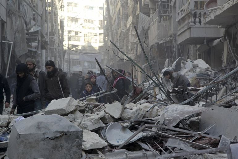 Los vecinos del barrio de Al Shaar, en la parte de alepo no controlada por el régimen, observan los efectos de un bombardeo aéreo. 