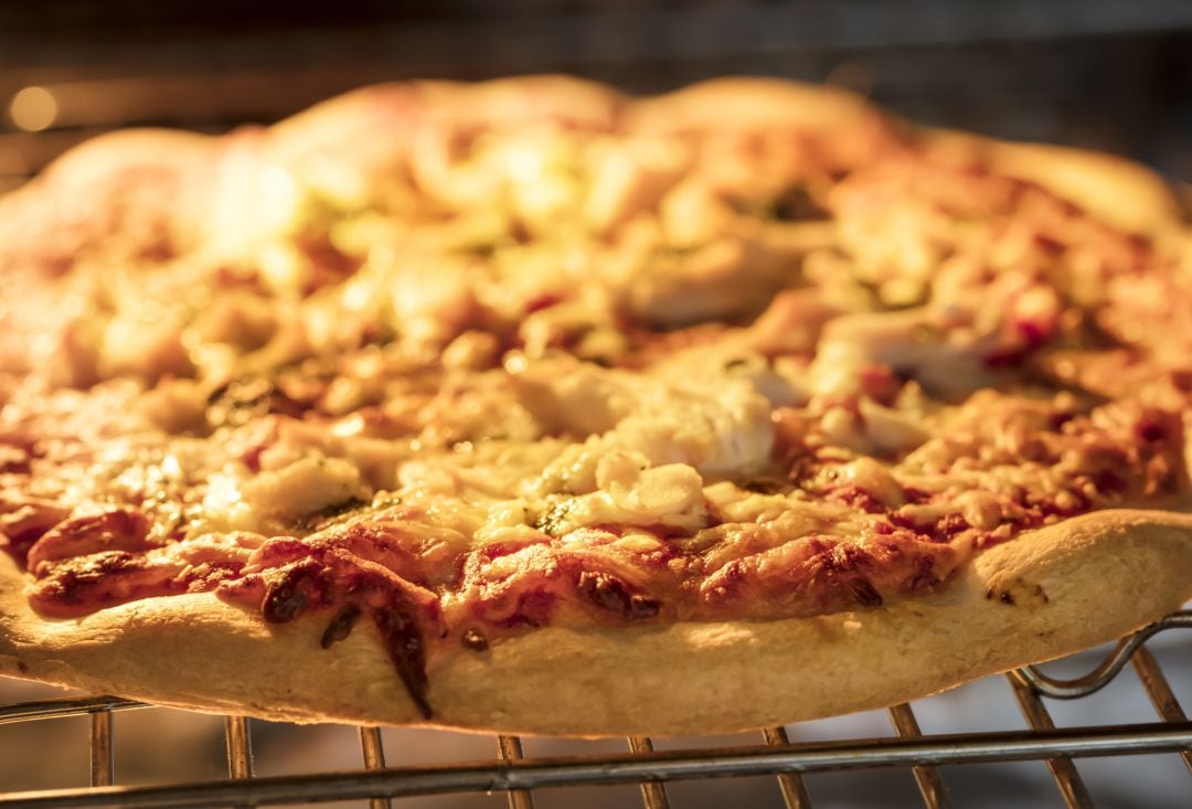 Cómo hacer la pizza perfecta en tu horno metálico.