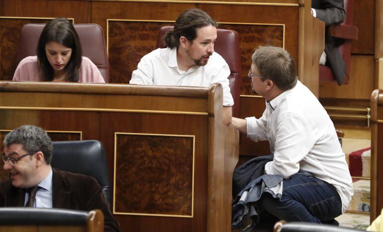 El líder de Podemos, Pablo Iglesias, conversa con el portavoz de En Comú Podem, Xavier Domènech, durante la sesión de control al Ejecutivo hoy en el Congreso. 