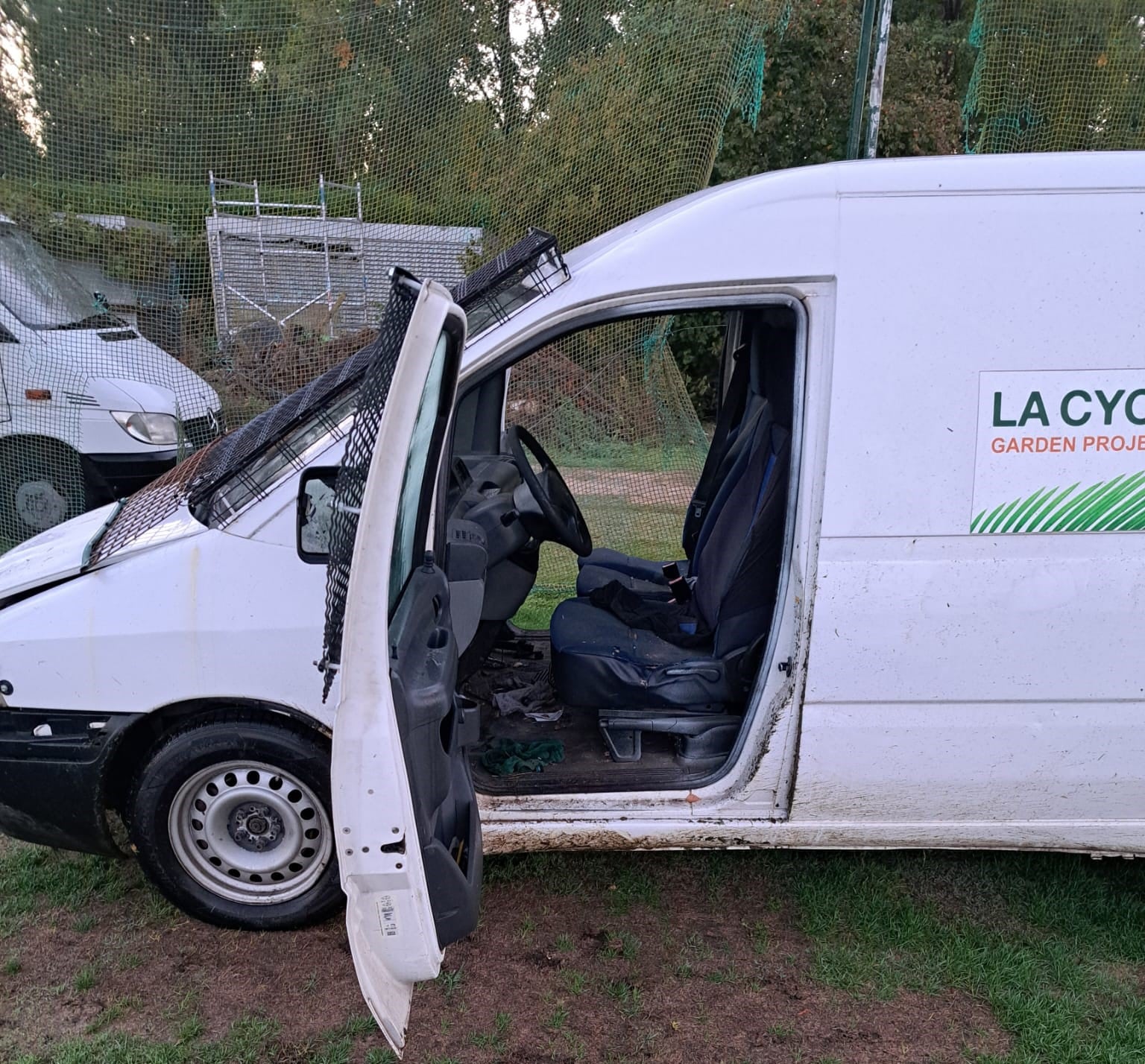 Furgoneta utlizada para causar los destrozos en el campo