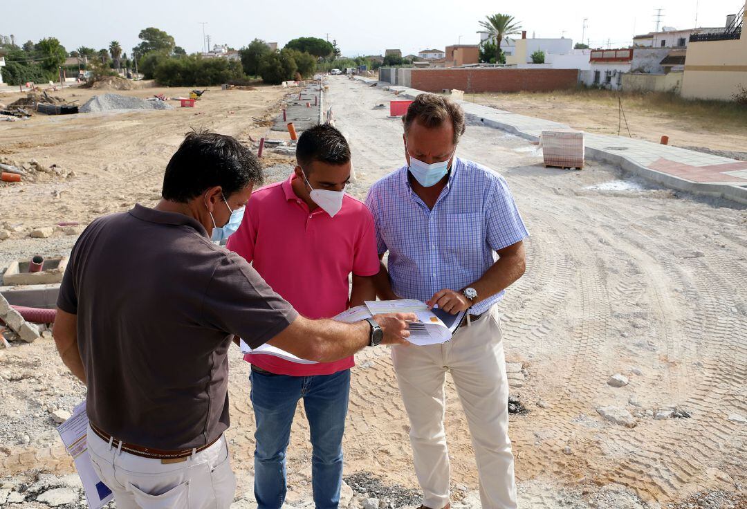 Díaz visita las obras en la Barriada Las Flores