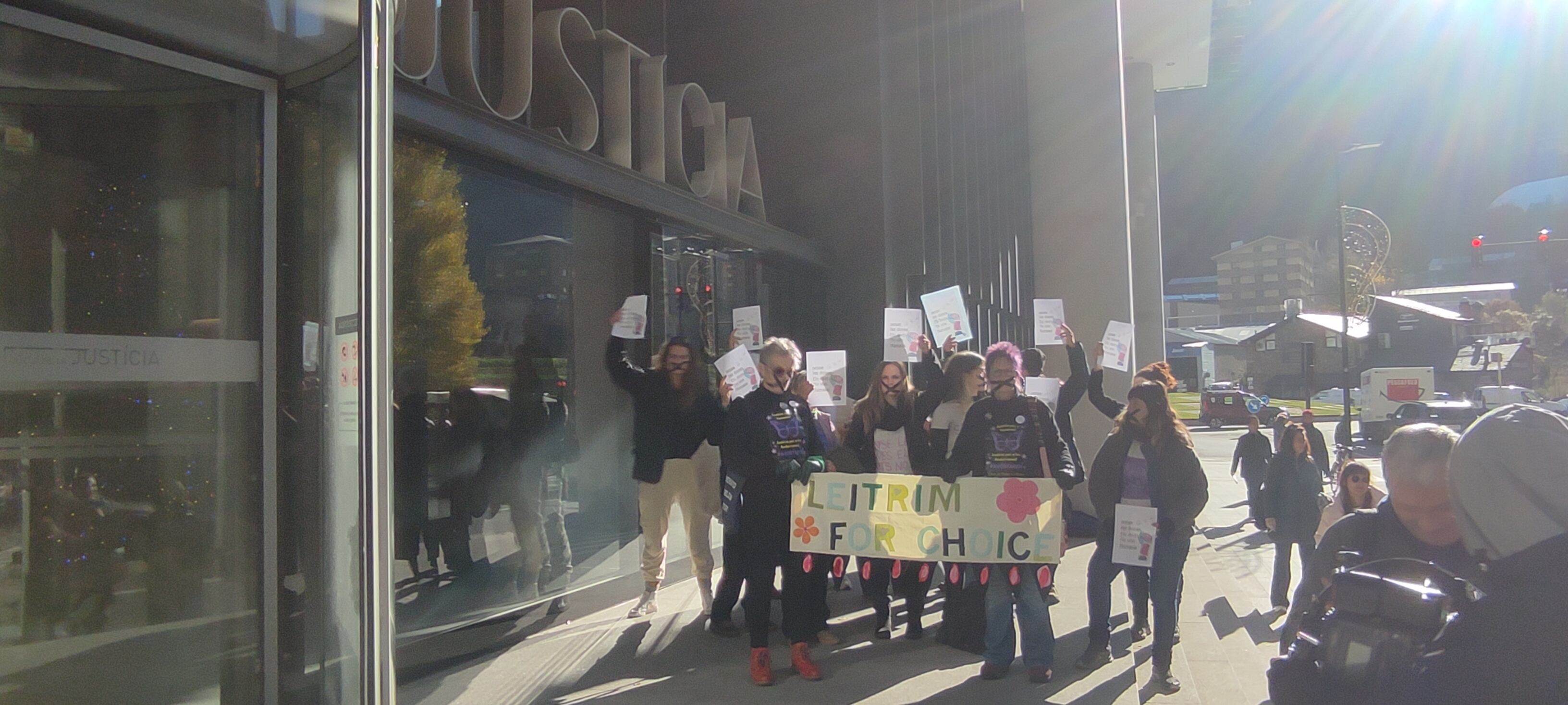 Activistes donant suport a Vanessa Mendoza Cortés el dia del judici.