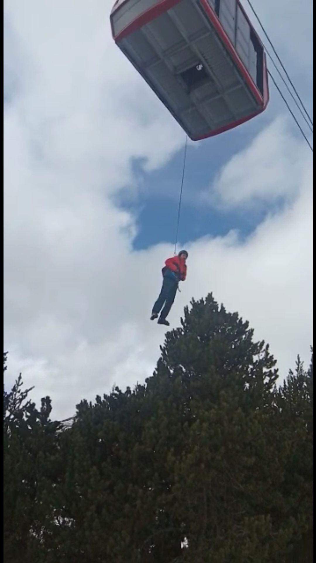 Imatge del rescat d'un dels esquiadors atrapat al telecabina de l'estació de Pal Arinal.