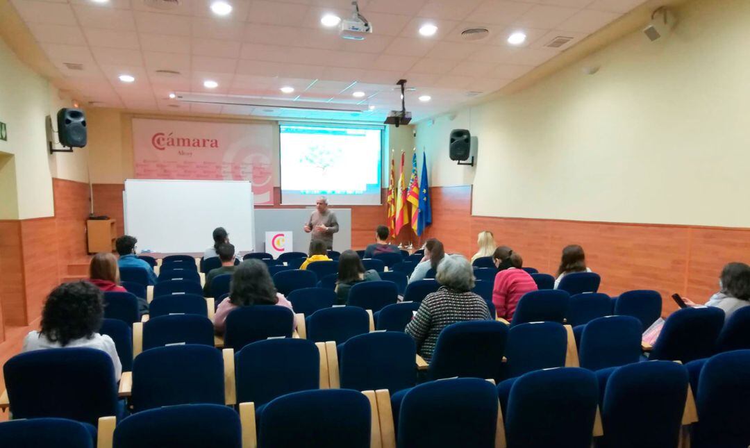 Un instante de la charla de Josep Alzamora