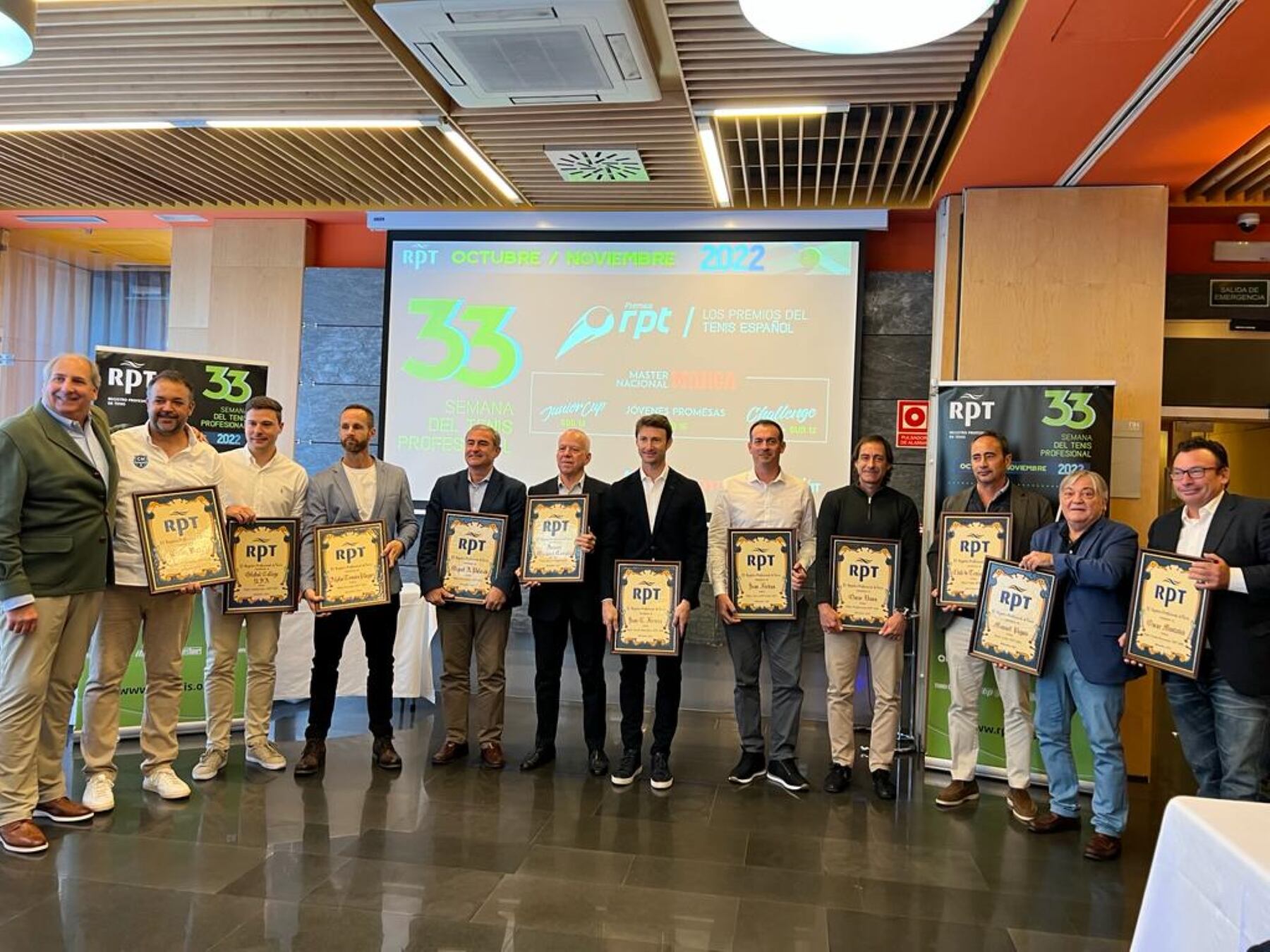 Galardonados con sus premios.